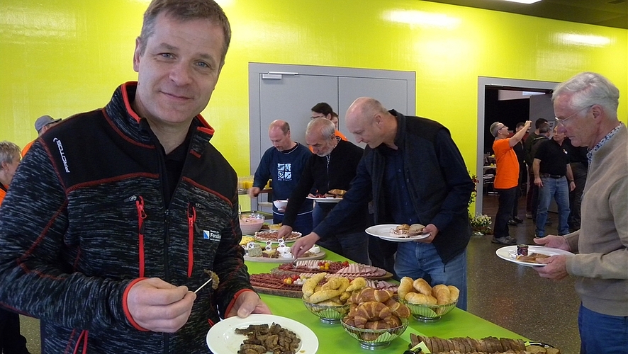 Waldzmorgä-Büffet: Kantonsforstingenieur Konrad Noetzli mit den geräucherten Raupen.