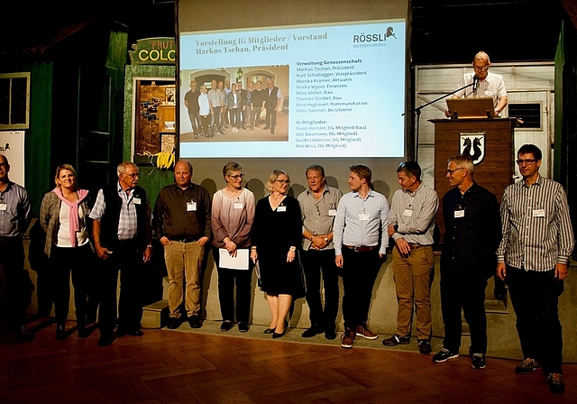 Präsident Markus Tschan (oben, am Rednerpult) stellte vor dem «Dialoganlass» die Vorstandsmitglieder der Genossenschaft und die Mitglieder der Interessengemeinschaft vor. <em>(Bild Luca Iten)</em>