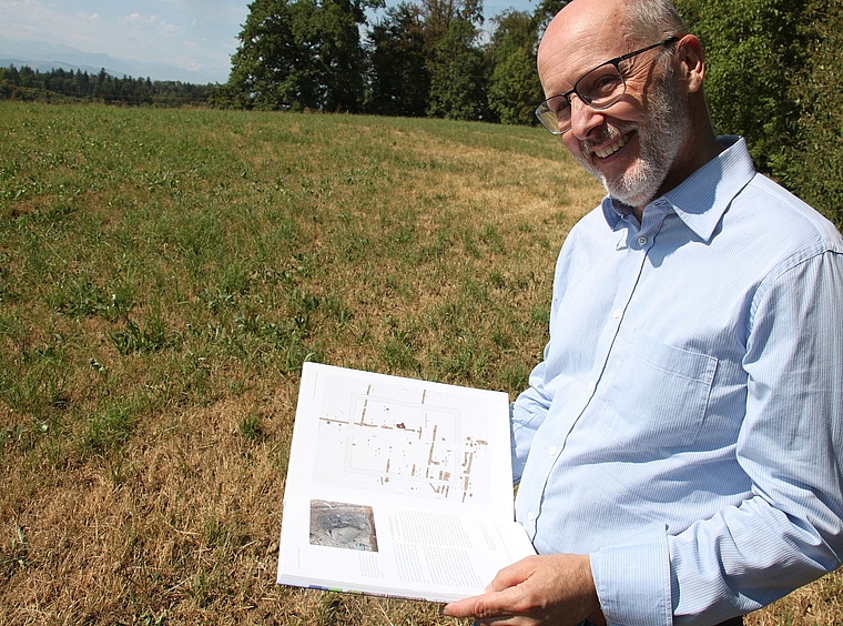 Wo heute eine Wiese ist, stand an der Oberholzerstrasse im Bereich zwischen Affoltern und Mettmenstetten in römischer Zeit ein Gutshof – es war wohl einer der grössten Gutshöfe im ganzen Kanton. Daniel Käch von der Kantonsarchäologie Zürich h