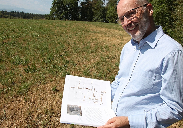 Wo heute eine Wiese ist, stand an der Oberholzerstrasse im Bereich zwischen Affoltern und Mettmenstetten in römischer Zeit ein Gutshof – es war wohl einer der grössten Gutshöfe im ganzen Kanton. Daniel Käch von der Kantonsarchäologie Zürich h