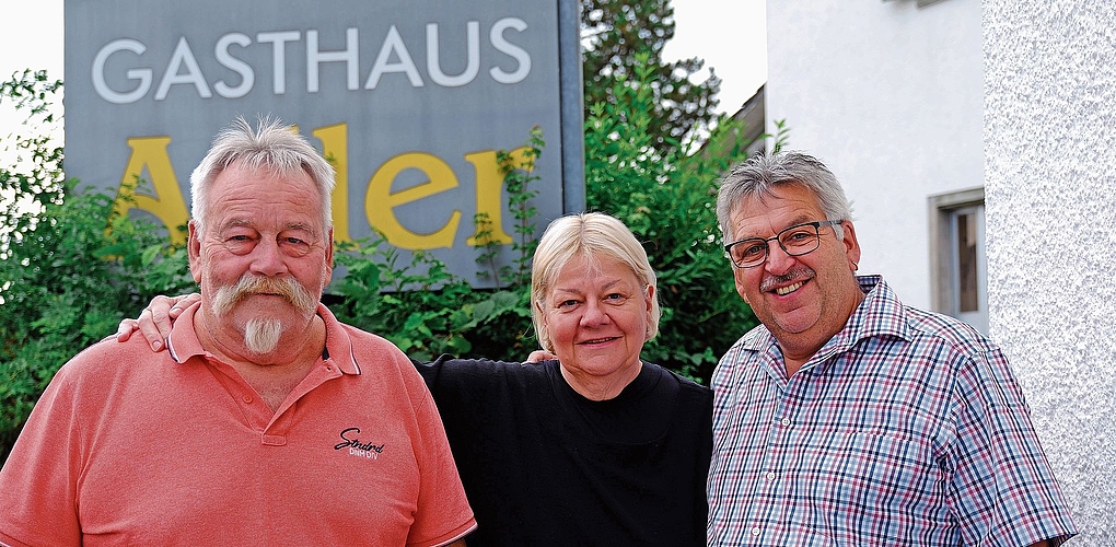 Renata Schönbächler flankiert von ihren Edelhelfern Silvio Brotschi (links) und Werner Lüthi. (Bild Martin Platter)