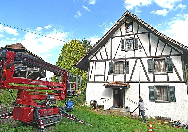 Umfangreiche Vorbereitungen für den Dreh: Spycher und Bauernhaus am Tobelbach in Ottenbach. (Bild Martin Mullis)