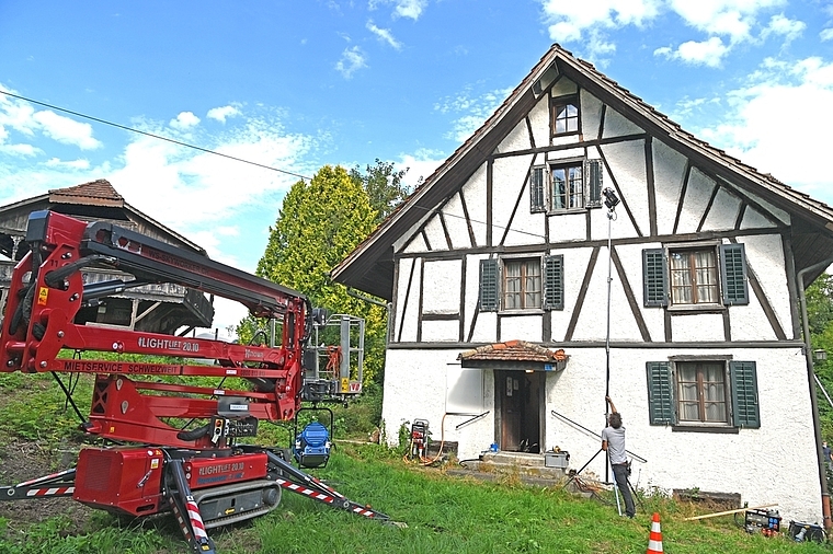 Umfangreiche Vorbereitungen für den Dreh: Spycher und Bauernhaus am Tobelbach in Ottenbach. (Bild Martin Mullis)