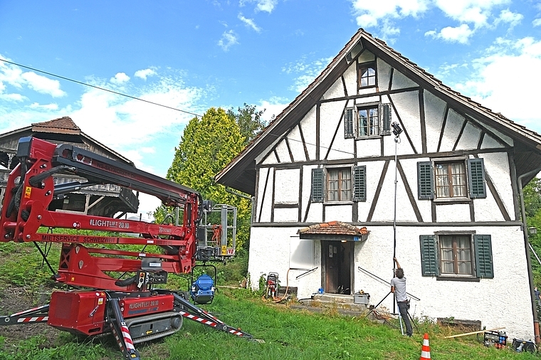 Umfangreiche Vorbereitungen für den Dreh: Spycher und Bauernhaus am Tobelbach in Ottenbach. (Bild Martin Mullis)