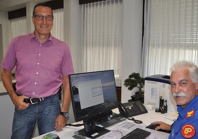 Bezirkschef Adrian Peterhans (links) und Postenchef Richard Kälin: Vielfältige Polizeiarbeit, die aber auch mit grossem administrativem Aufwand verbunden ist. (Bild Werner Schneiter)