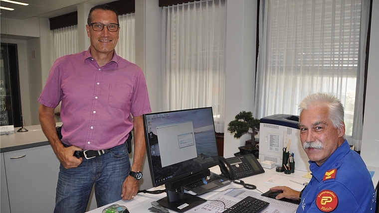 Bezirkschef Adrian Peterhans (links) und Postenchef Richard Kälin: Vielfältige Polizeiarbeit, die aber auch mit grossem administrativem Aufwand verbunden ist. (Bild Werner Schneiter)