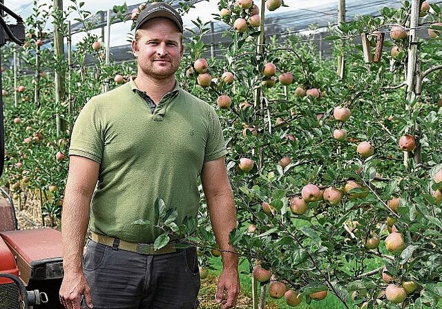 Musste in Obfelden nur kleinere Hagelschäden feststellen: Obstbauer Stefan Huber. (Bild Martin Mullis)