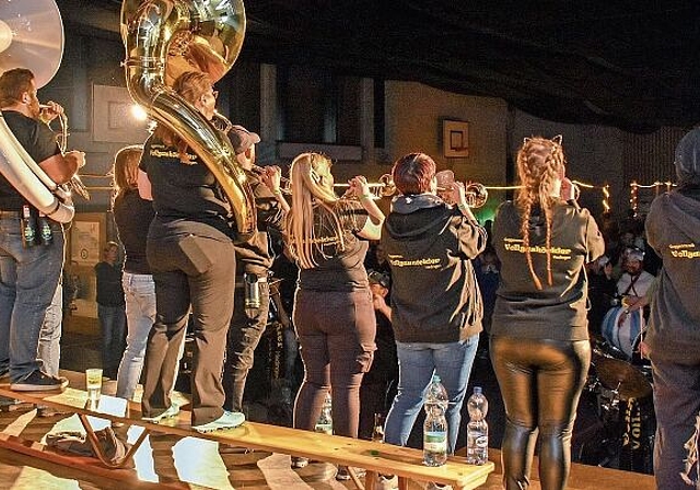 Die «Säuligugger» (0ben) und die «Vollgashöckler» wärmten sich in Hedingen für die kommende Fasnachtssaison auf. (Bilder Jacky Böni und Karin Odermatt)