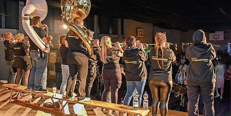 Die «Säuligugger» (0ben) und die «Vollgashöckler» wärmten sich in Hedingen für die kommende Fasnachtssaison auf. (Bilder Jacky Böni und Karin Odermatt)