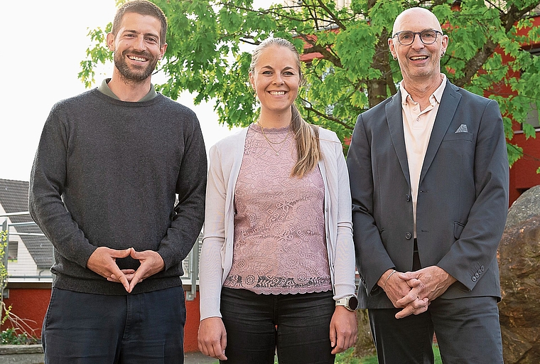Lobte die konstruktive Zusammenarbeit mit den EKZ bei der Realisierung des Projekts «Gemeinsamstrom» in Mettmenstetten: Gemeinderat Marcel Eicher (rechts) mit Cinzia Battaglia, Business-Development-Managerin «Gemeinsamstrom» bei den EKZ, und Remo