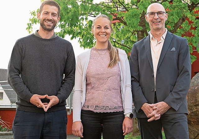 Lobte die konstruktive Zusammenarbeit mit den EKZ bei der Realisierung des Projekts «Gemeinsamstrom» in Mettmenstetten: Gemeinderat Marcel Eicher (rechts) mit Cinzia Battaglia, Business-Development-Managerin «Gemeinsamstrom» bei den EKZ, und Remo