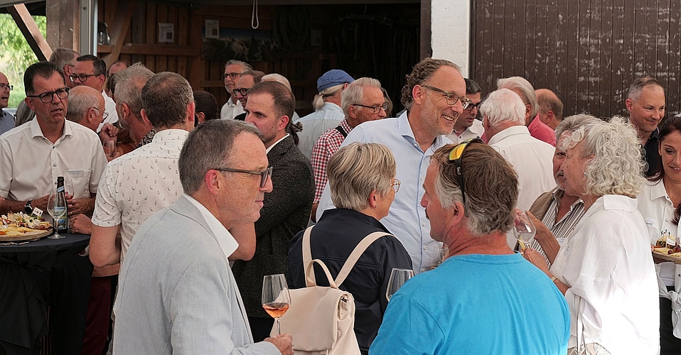 Thomas Wegmann, Leiter Publishing (in der Mitte des Bildes im blauen Hemd) und Mitglied der Unternehmensleitung von CH Media, reiste extra aus Aarau an und führte sichtlich gute Gespräche mit den Ämtler Persönlichkeiten.