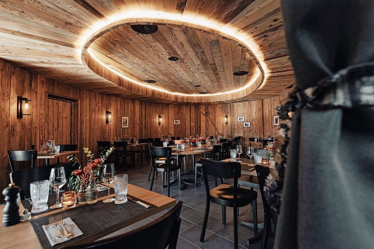 Holz von einer alten Scheune schmückt das Interieur des neuen Restaurants.