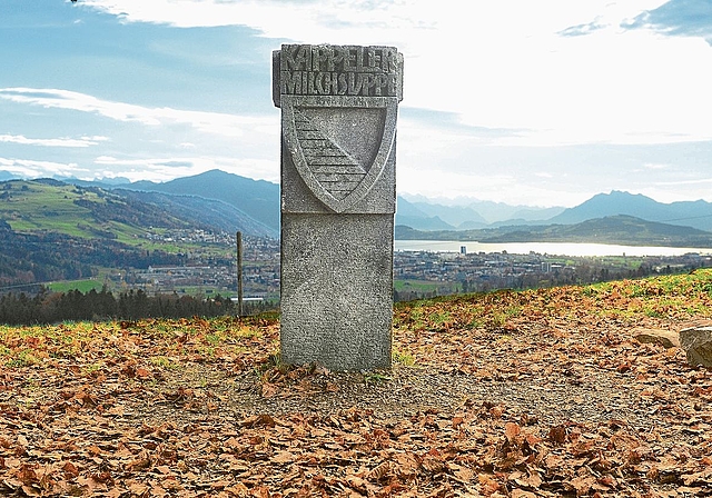 Der Milchsuppenstein des Zuger Künstlers Eugen Hotz von 1980 dient als Symbol für die Überwindung der Konfessionsgrenzen. (Bild Erika Schmid)