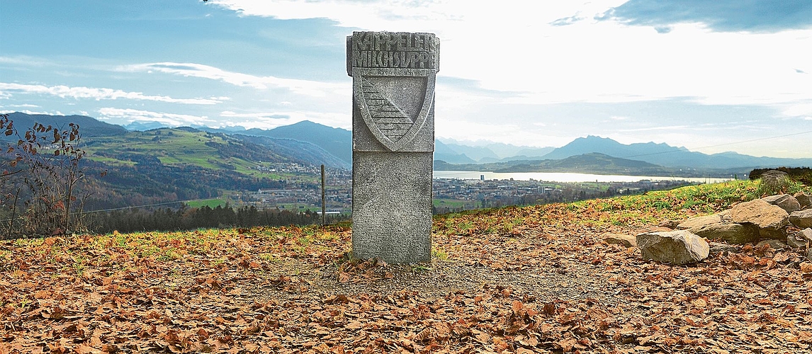 Der Milchsuppenstein des Zuger Künstlers Eugen Hotz von 1980 dient als Symbol für die Überwindung der Konfessionsgrenzen. (Bild Erika Schmid)