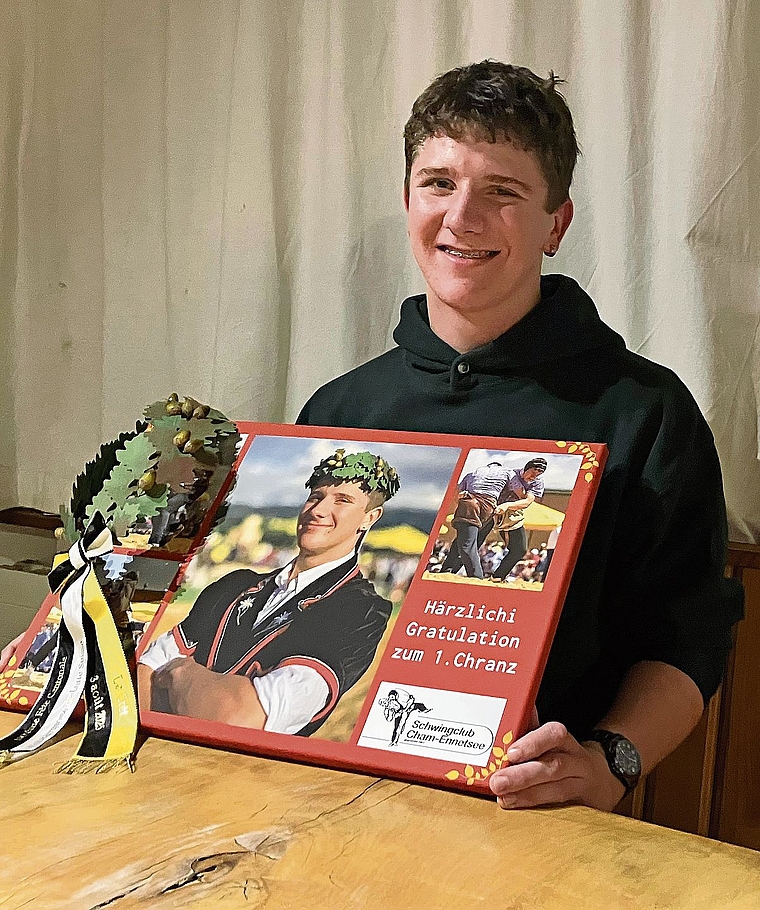 Diego Heimann freut sich über seinen ersten Kranz und die Urkunde zu seinem Erfolg. (Bild Marianne Voss)