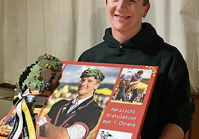 Diego Heimann freut sich über seinen ersten Kranz und die Urkunde zu seinem Erfolg. (Bild Marianne Voss)