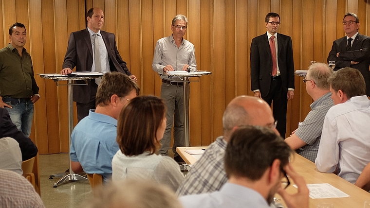 Das Podium zum Thema Auftragsvergabe durch Gemeinden (von links): Bauunternehmer Andri Oertli, FDP-Kantonsrat Olivier Hofmann, Gesprächsleiter Bernhard Schneider, Verwaltungsrichter Matthias Hauser und der Affoltemer Immobilienvorstand Hermann Brüt