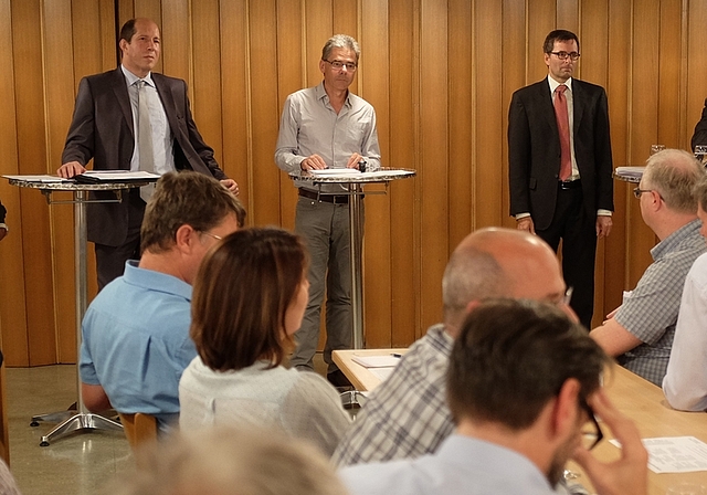 Das Podium zum Thema Auftragsvergabe durch Gemeinden (von links): Bauunternehmer Andri Oertli, FDP-Kantonsrat Olivier Hofmann, Gesprächsleiter Bernhard Schneider, Verwaltungsrichter Matthias Hauser und der Affoltemer Immobilienvorstand Hermann Brüt