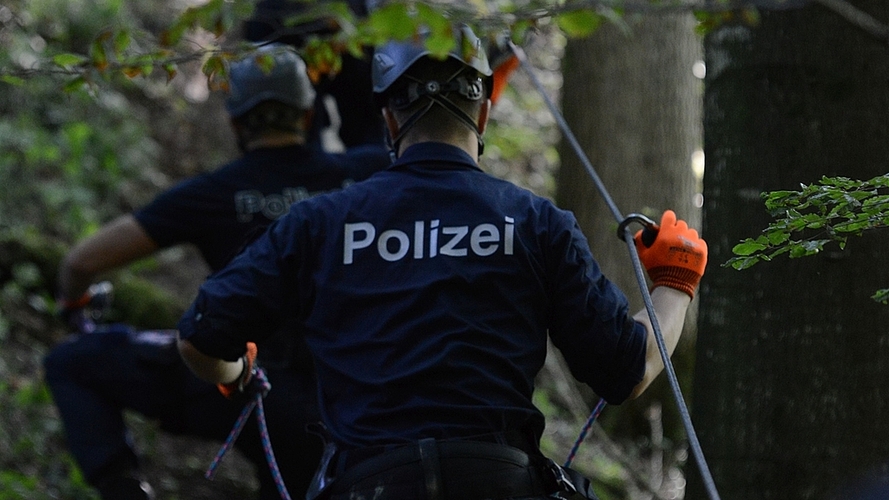 Am Seil geht es durch den steilen Wald in der «Kniebreche».
