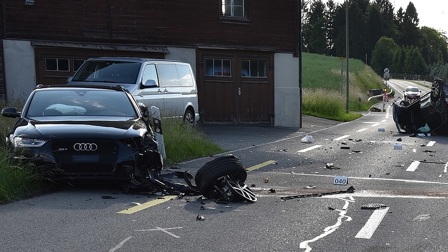 Die Wucht des Zusammenpralls zeigt sich auch am anderen Auto. <em>(Bilder Kapo ZH)</em>