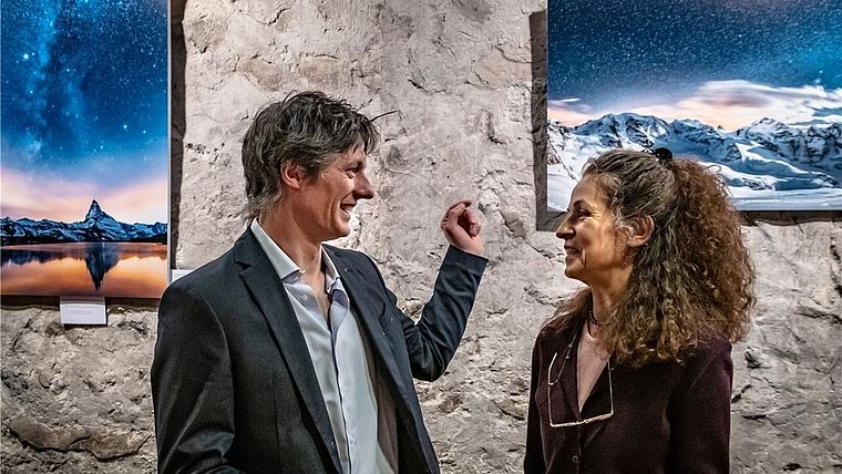Simone Flor im Gespräch an der Vernissage vor zwei seiner Nachtfotografien.<em> (Bild Susanne Baumberger) </em>