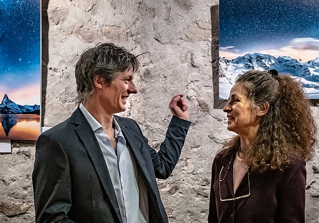 Simone Flor im Gespräch an der Vernissage vor zwei seiner Nachtfotografien.<em> (Bild Susanne Baumberger) </em>