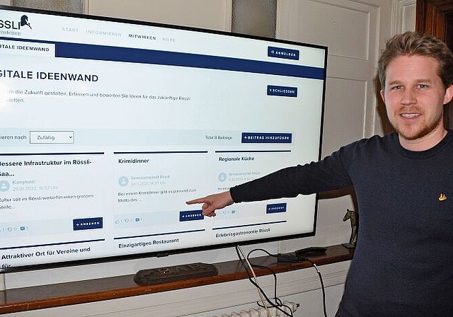 Miro Hegnauer, in der Genossenschaft für Kommunikation zuständig, vor der digitalen Ideenwand. Die Bevölkerung kann online Wünsche und Anregungen zur künftigen Ausrichtung des «Rössli» einbringen. (Bild Werner Schneiter)