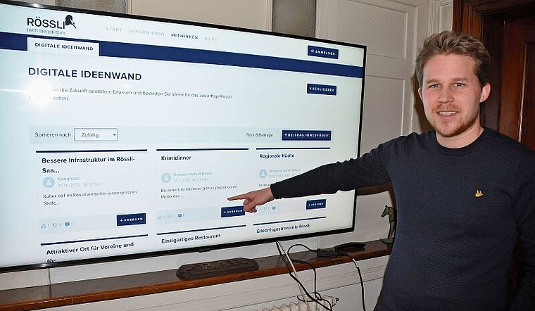 Miro Hegnauer, in der Genossenschaft für Kommunikation zuständig, vor der digitalen Ideenwand. Die Bevölkerung kann online Wünsche und Anregungen zur künftigen Ausrichtung des «Rössli» einbringen. (Bild Werner Schneiter)