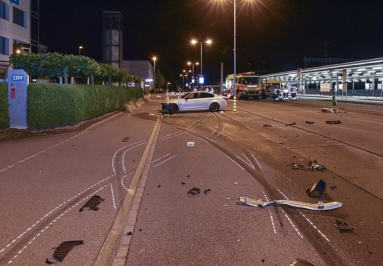Die Unfallstelle musste während rund fünf Stunden für den Verkehr gesperrt werden. (Bild Kapo ZH)