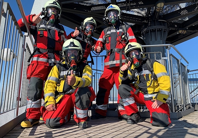 Das «OneMillionRun»-Team der Feuerwehr Affoltern auf dem Üetliberg-Aussichtsturm. Von links: Andreas Haldemann, Roger Hofstetter, Bruno Siegmund (anstelle von René Hofstetter), Bernhard Hug und Michael Huber. (Bild zvg.)