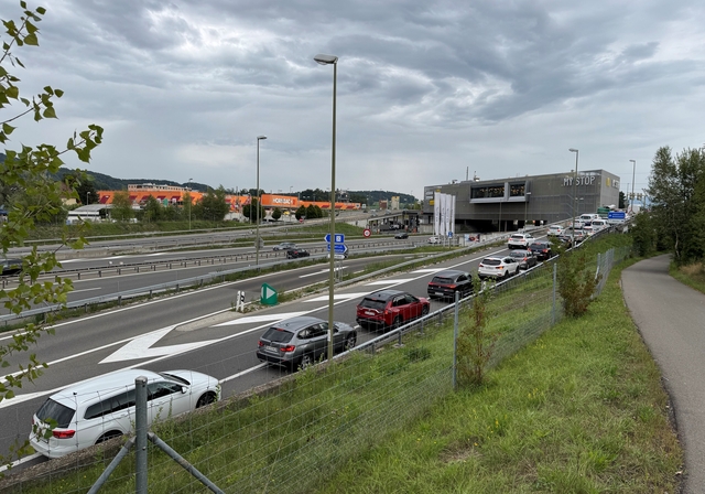 Egal, von wo man kommt: Es gibt morgens und abends fast immer Stau rund um die Autobahnbrücke. (Bild Dominik Stierli)