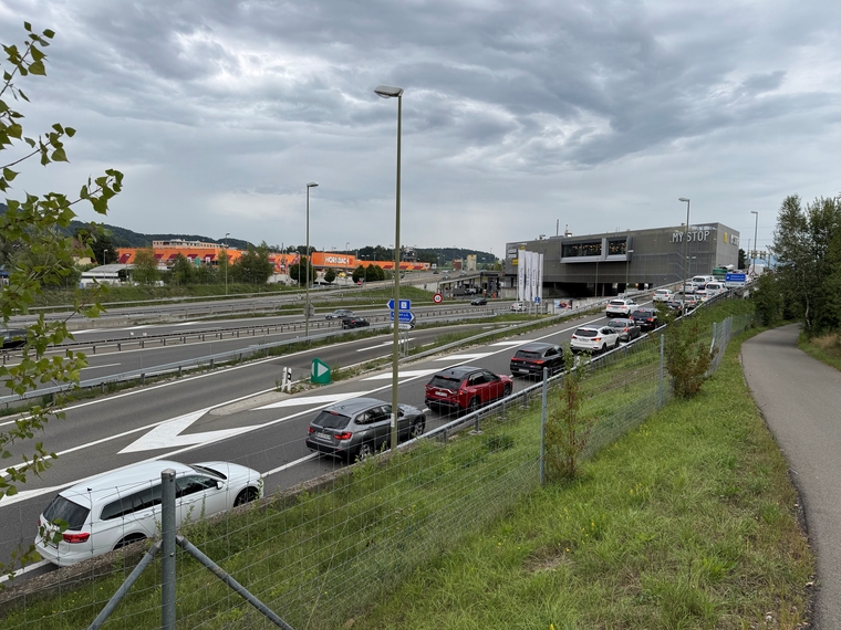 Egal, von wo man kommt: Es gibt morgens und abends fast immer Stau rund um die Autobahnbrücke. (Bild Dominik Stierli)