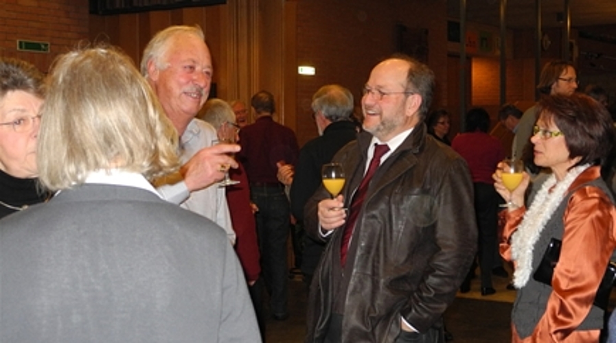 Gemeinderat Christoph Ehrsam (rechts) pflegt den Kontakt zur Bevölkerung. (Bilder Hansruedi Huber)
