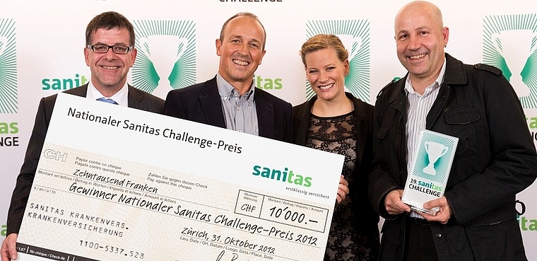 Bei der Preisübergabe von links: Otto Bitterli (Sanitas CEO), Adrian Gallmann (Präsident und Initiant Unterämtler J+S-Kids), Andrea Jansen (Moderatorin) und Martin Hofer (Initiant Unterämtler J+S-Kids). (Bild zvg.)