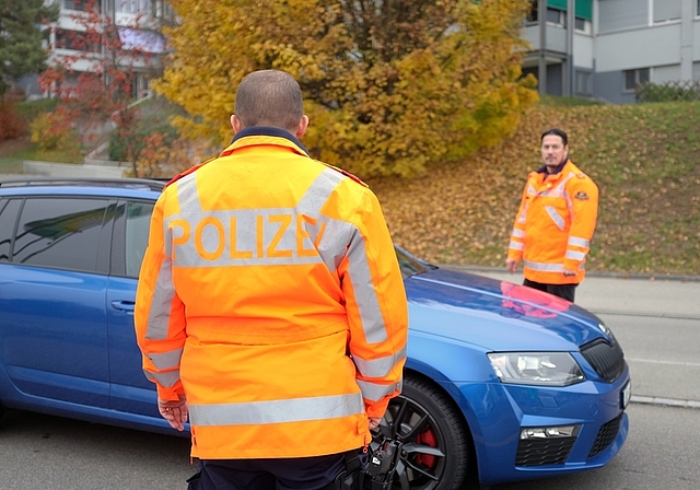 Um die Sicherheit der Polizisten zu gewährleisten, werden die Autos immer zu zweit angehalten. (Bild Salomon Schneider)