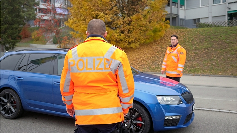 Um die Sicherheit der Polizisten zu gewährleisten, werden die Autos immer zu zweit angehalten. (Bild Salomon Schneider)
