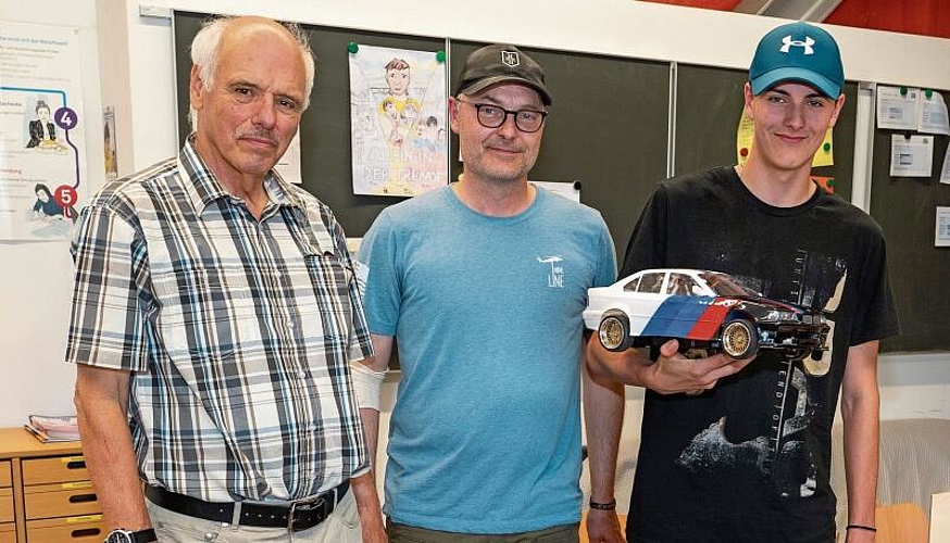 Leander Grimm mit seiner Familie und dem selbst gebauten Auto.