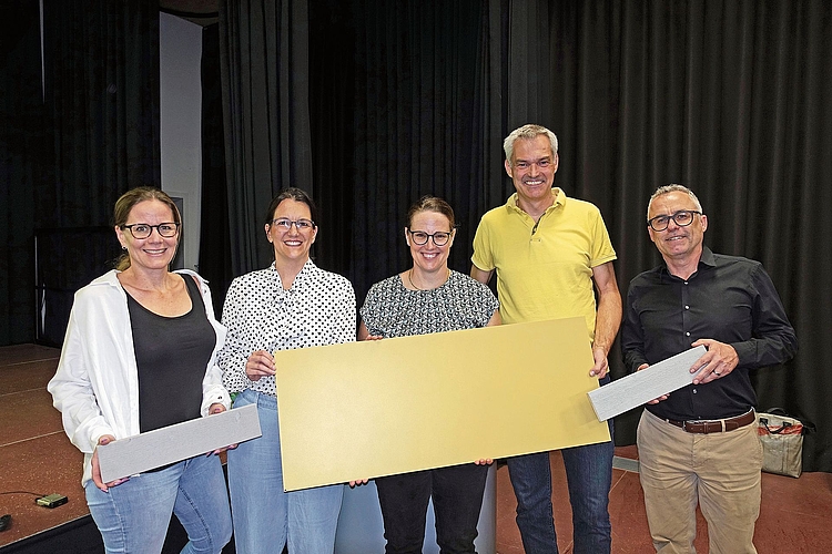 Die Projektverantwortlichen mit Schalungsteilen der Fassaden, die dereinst das sanierte «Wolfi» zieren sollen. Von links Diana Pfister (Baukommission), Simone Hoffmann (Schulpräsidentin), Franziska Bieri (Finanzen, Baukommission), Rolf Becher (Pla Die Projektverantwortlichen mit Schalungsteilen der Fassaden, die dereinst das sanierte «Wolfi» zieren sollen. Von links Diana Pfister (Baukommission), Simone Hoffmann (Schulpräsidentin), Franziska Bieri (Finanzen, Baukommission), Rolf Becher (Planer, Gähler und Partner AG) und Martin Reinhard (Bauherrenbegleiter, Landis AG). (Bilder Martin Platter)
