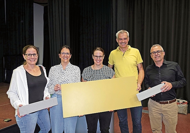 Die Projektverantwortlichen mit Schalungsteilen der Fassaden, die dereinst das sanierte «Wolfi» zieren sollen. Von links Diana Pfister (Baukommission), Simone Hoffmann (Schulpräsidentin), Franziska Bieri (Finanzen, Baukommission), Rolf Becher (Pla