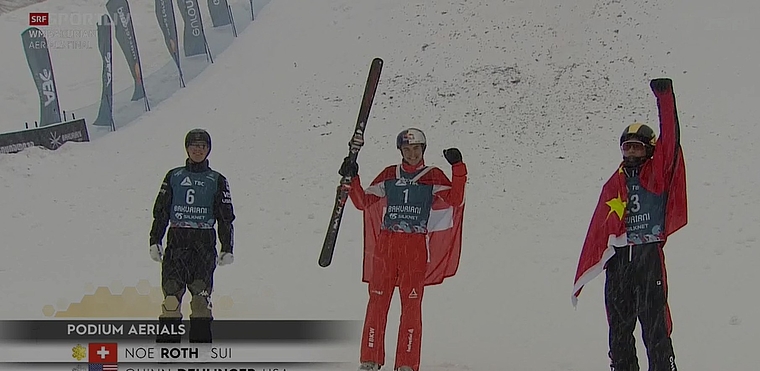 Noé Roth (Mitte) ist der erste Schweizer, der im Aerial eine WM-Goldmedaille errungen hat. (Screenshot SRF)