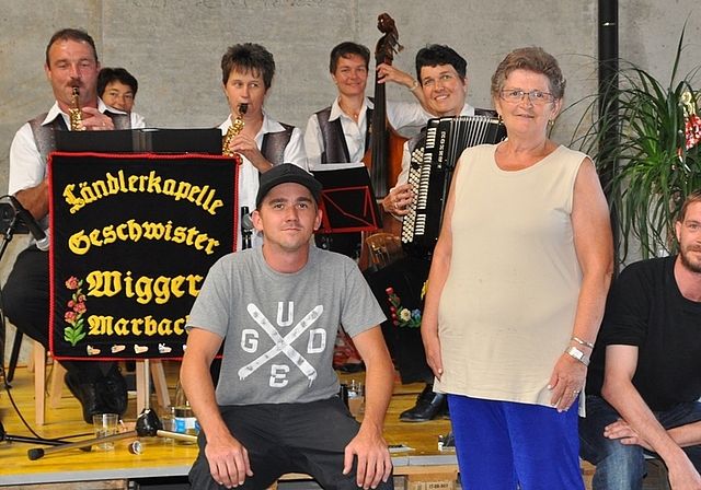 Jubiläumsständchen für Wirtin Brigitte Gubler mit ihren Söhnen Sven (links) und Oliver. (Bild Kaspar Köchli)