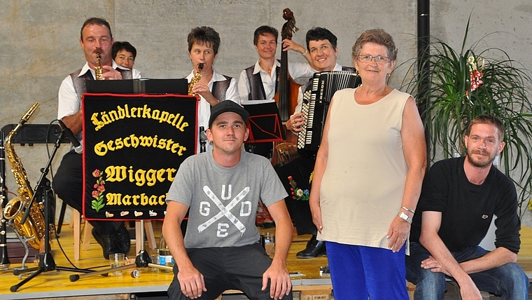 Jubiläumsständchen für Wirtin Brigitte Gubler mit ihren Söhnen Sven (links) und Oliver. (Bild Kaspar Köchli)
