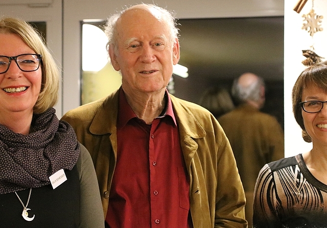 Franz Hohler lässt die «Fotografiererei» mit Gelassenheit über sich ergehen. Hier mit Bibliotheksleiterin Ulla Schiesser (links) und Irene Scheurer, Bibliothekarin und Verantwortliche für die Öffentlichkeitsarbeit der Regionalbibliothek. (Bild 