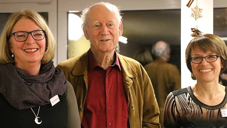 Franz Hohler lässt die «Fotografiererei» mit Gelassenheit über sich ergehen. Hier mit Bibliotheksleiterin Ulla Schiesser (links) und Irene Scheurer, Bibliothekarin und Verantwortliche für die Öffentlichkeitsarbeit der Regionalbibliothek. (Bild 