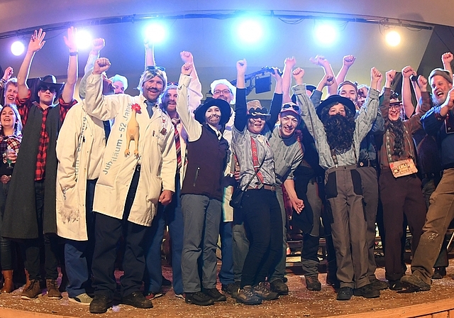 Die Preisträger für den schönsten Fasnachtswagen während der Uslumpete im Kappeler Gemeindesaal. (Bilder Martin Platter/Thomas Stöckli)