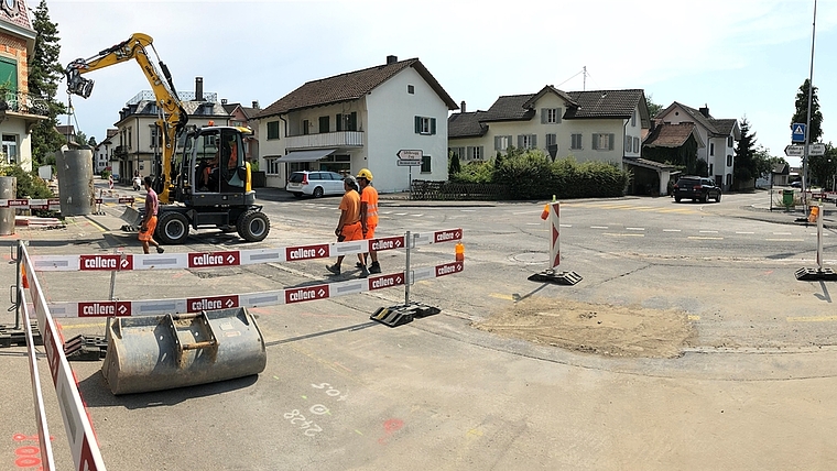 Besonders intensiv wird aktuell in Hausen gebaut. Blick vom «Löwen» in Richtung Zuger- (links) und Rifferswilerstrasse. <em>(Bild Thomas Stöckli)</em>