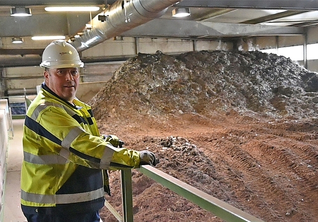 Vom Grünabfall zum Biodünger entsteht Energie: Anlageleiter Urs von Riedmatten in der Fermenter-Halle.<em> (Bild mm)</em>