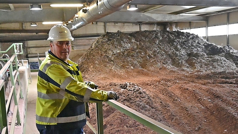 Vom Grünabfall zum Biodünger entsteht Energie: Anlageleiter Urs von Riedmatten in der Fermenter-Halle.<em> (Bild mm)</em>