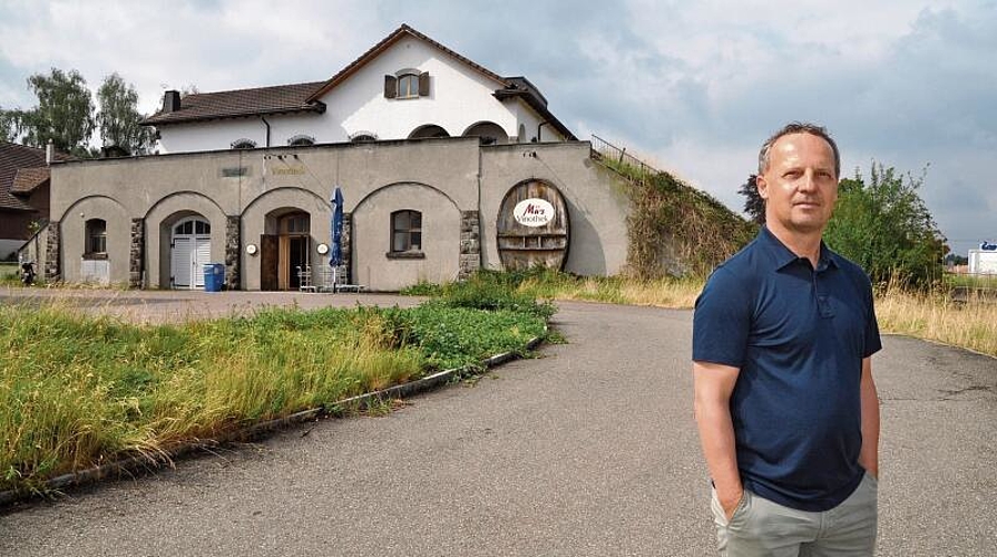 Architekt Erich Leutwyler vor dem ehemaligen Störi-Haus, wo derzeit noch die Vinothek Staubli untergebracht ist. 
Der Rückbau erfolgt im August. (Bild Werner Schneiter)